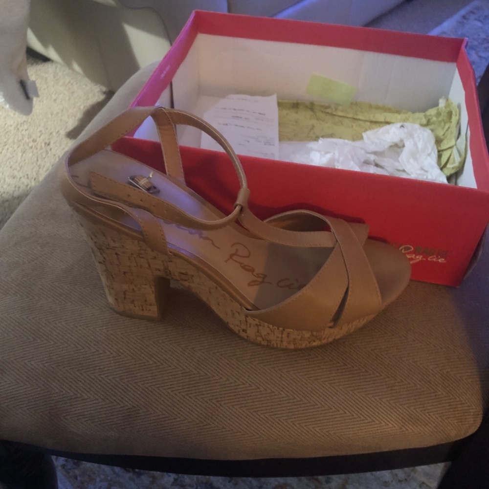 Shoe - Picture 2 of 3
